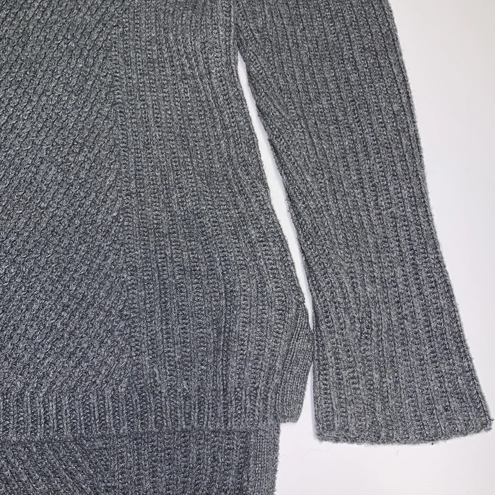 Madewell hex comb 1937 grey Sweater size Medium. Crew neck. slits on the side. - Picture 10 of 16